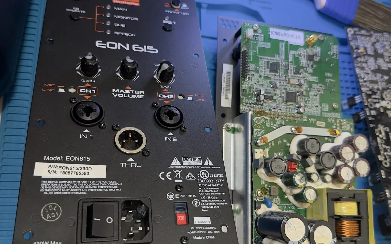 Módulo de amplificação JBL EON aberto na bancada de reparação
