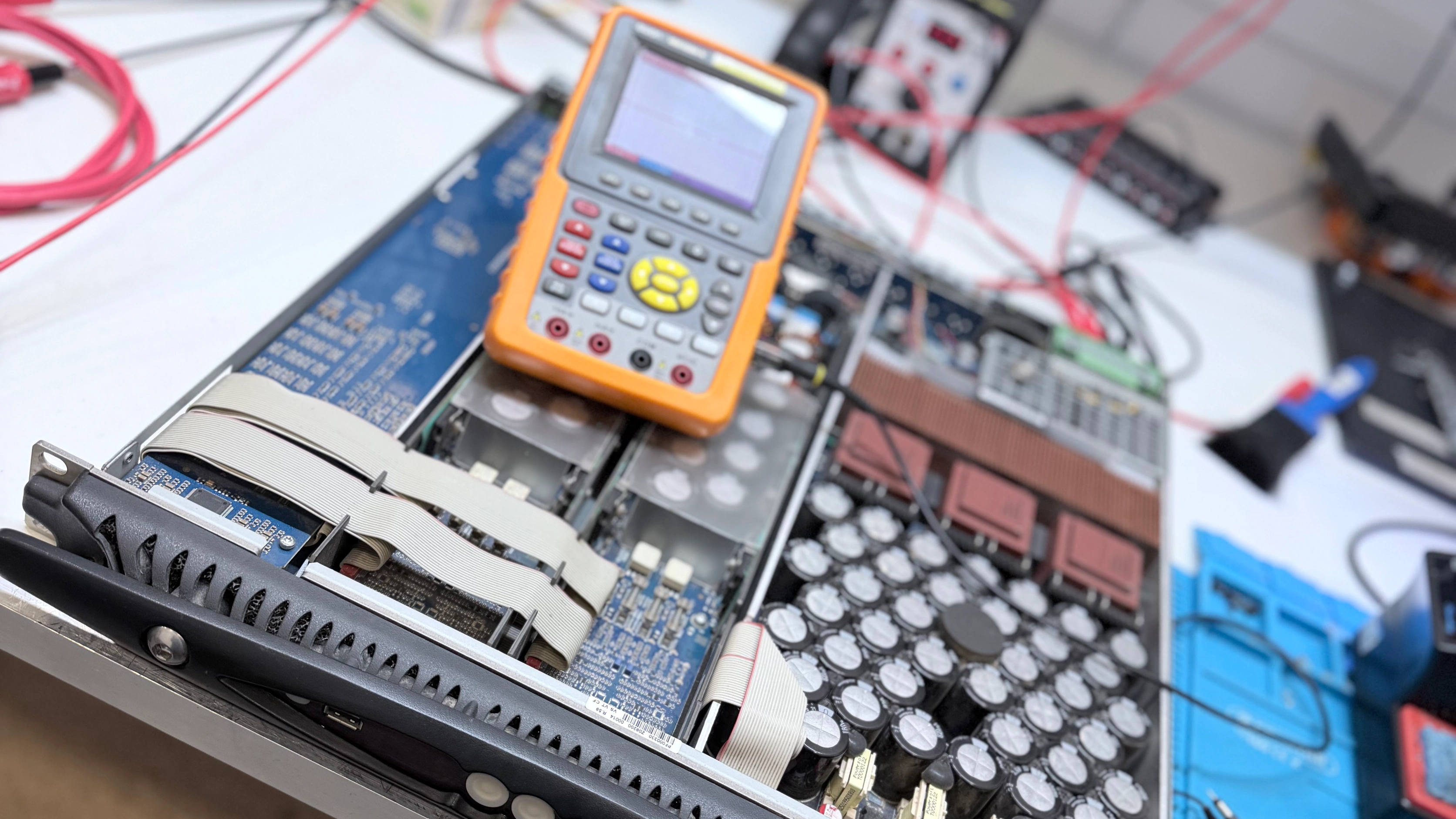 Laboratório profissional de diagnóstico e reparação de equipamento audiovisual